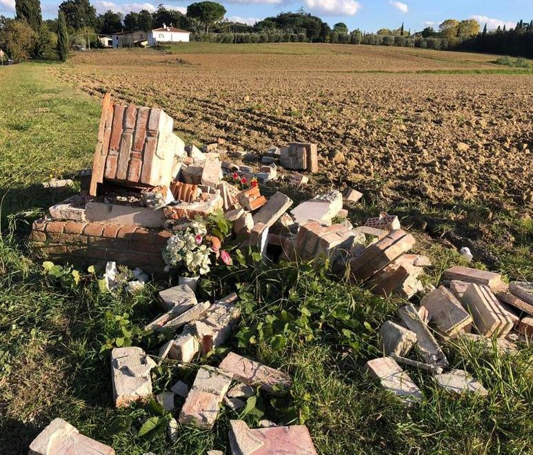 L’edicola sacra distrutta dall’automobilista