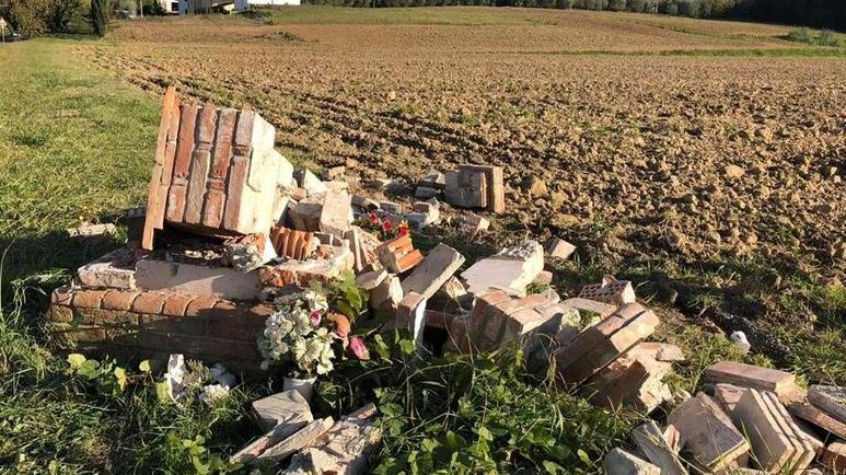 L’edicola sacra distrutta dall’automobilista