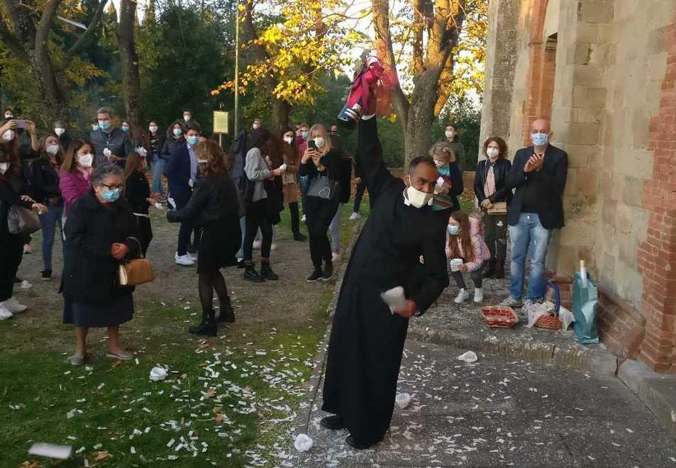 L’insediamento di don Holin D’Cruz come parroco di Palaia e Partino nella pieve di San Martino: l’abbraccio della comunità, con tanto di coriandoli, e il saluto del prete ai fedeli presenti