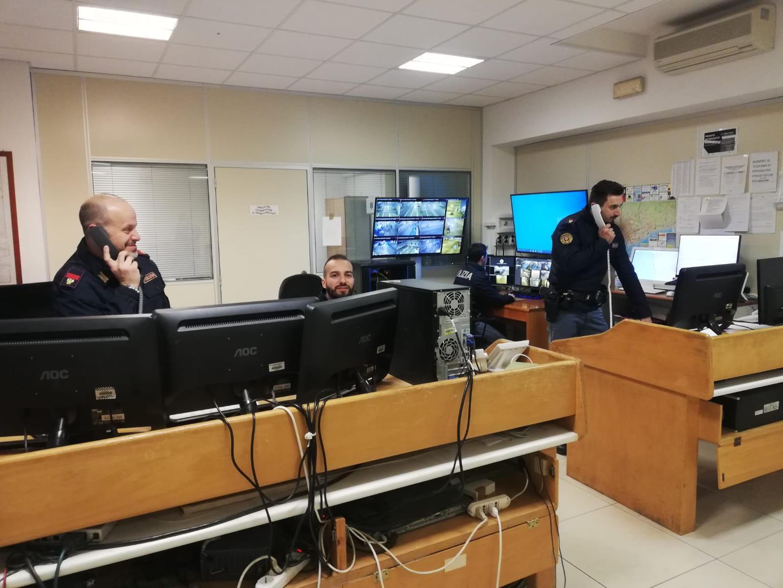 La centrale operativa del 113 della questura di Livorno