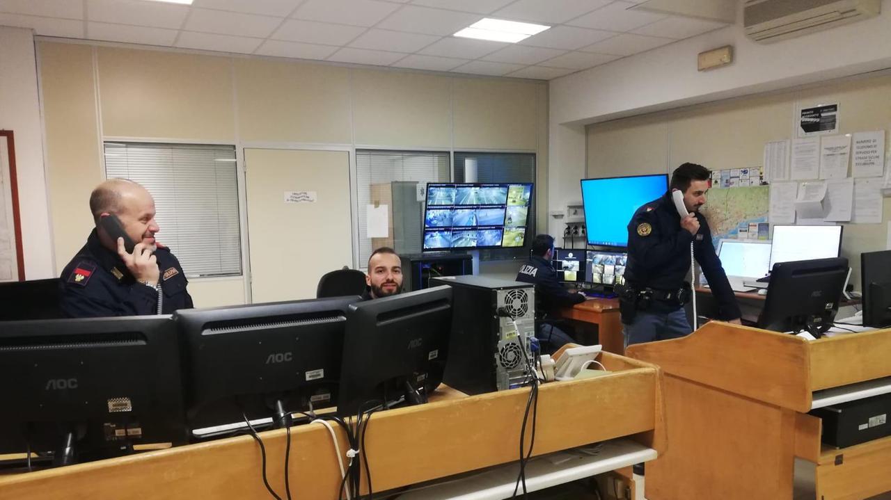 La centrale operativa del 113 della questura di Livorno