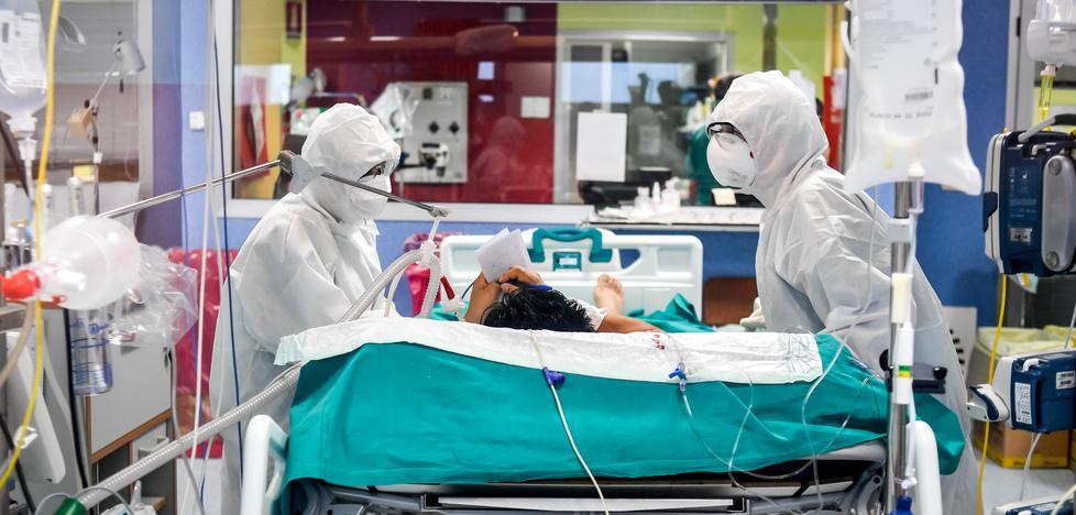 Infermieri al lavoro in una terapia intensiva Covid (foto d’archivio)