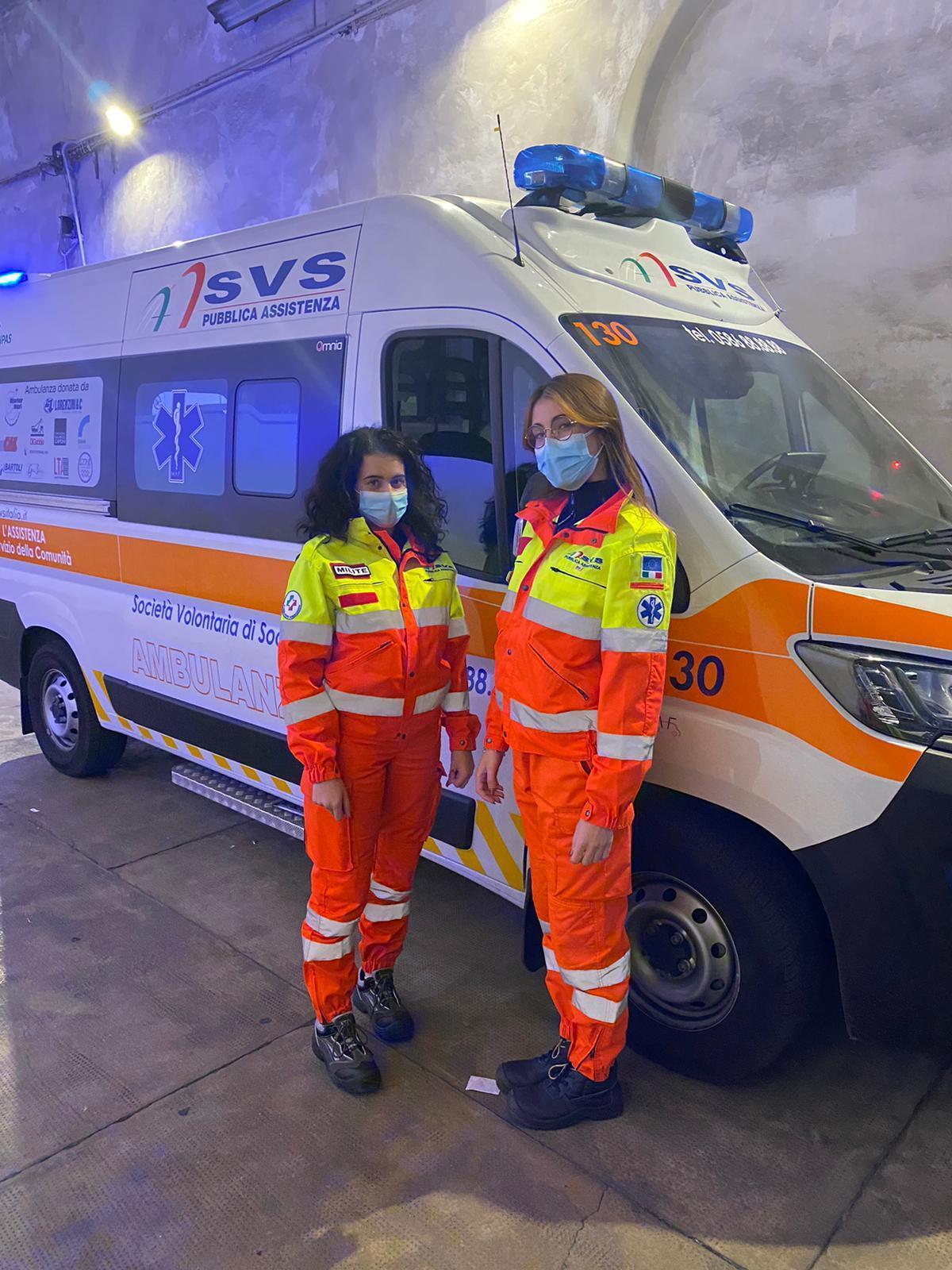 Giorgia Carneglia e Linda Cordiviola davanti all'ambulanza della Svs di Ardenza