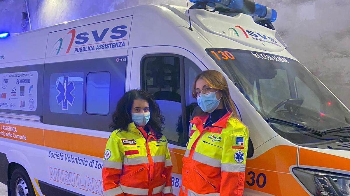 Giorgia Carneglia e Linda Cordiviola davanti all'ambulanza della Svs di Ardenza