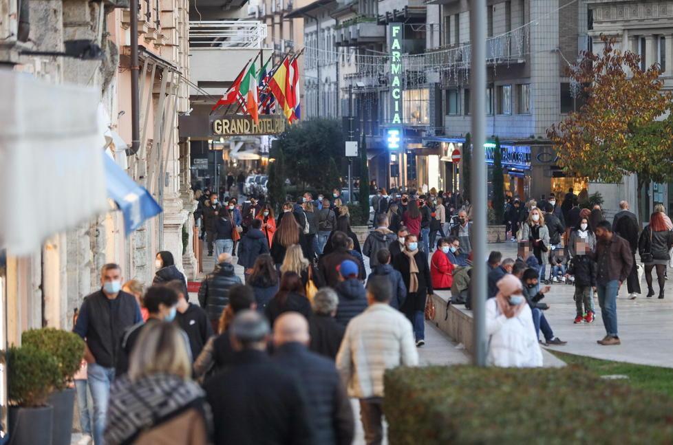 Tanta gente domenica pomeriggio in centro a Montecatini (Foto Nucci)