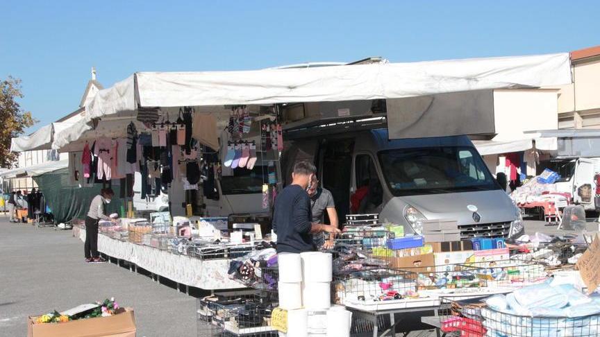 I mercati in Versilia rimangono aperti, i sindaci: «Ma faremo controlli»
