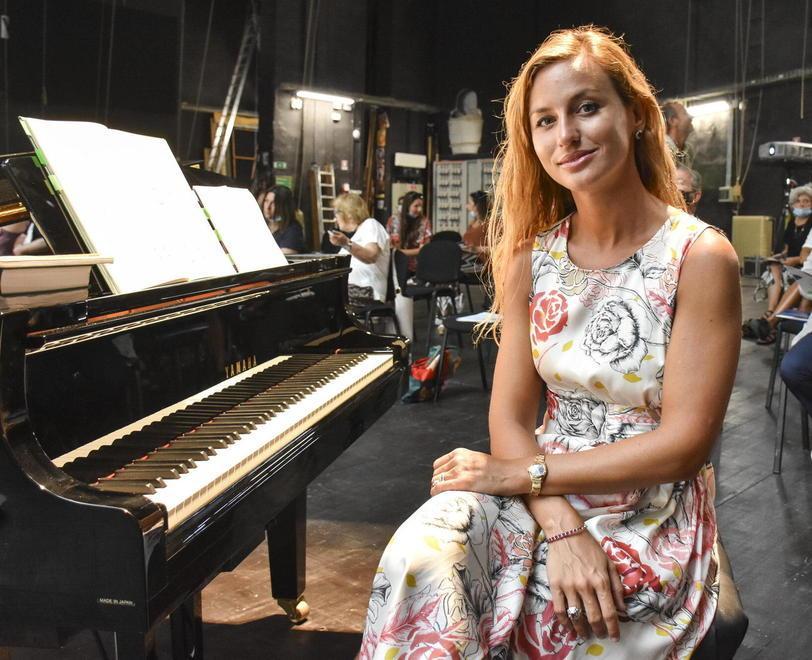 Venezi, dal podio alla scrittura «Racconto le donne e la musica»