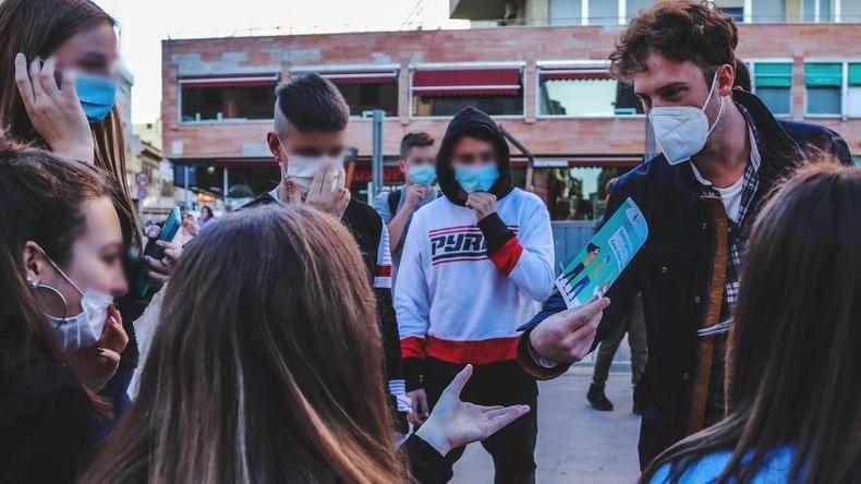 Coronavirus, in piazza Attias in mezzo ai ragazzi con mini-guida e mascherine: "Ecco come proteggersi"