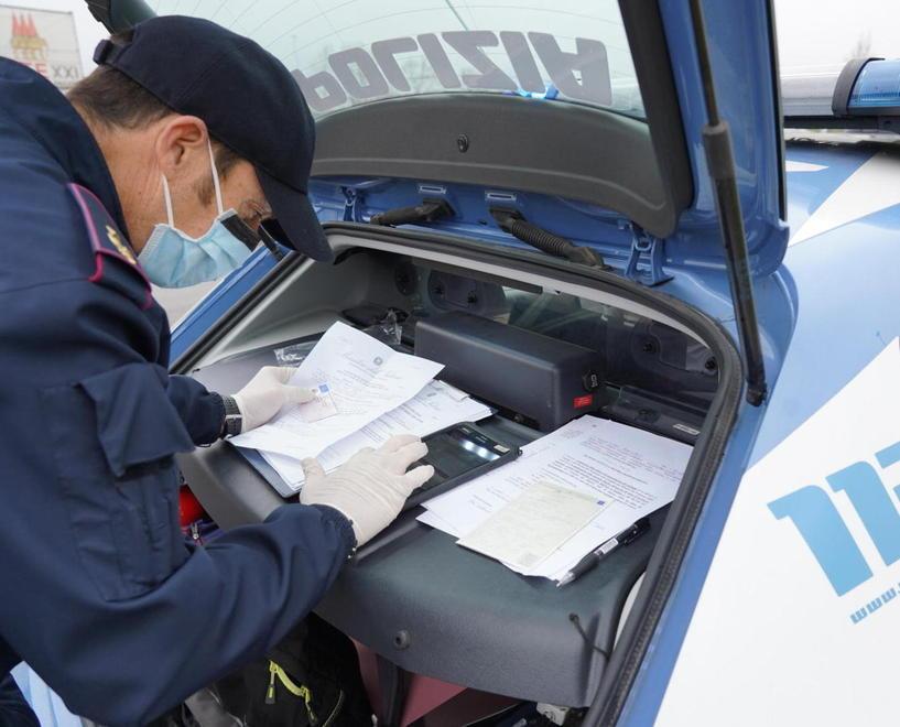 È registrata positiva al Covid ma la trovano a passeggio 