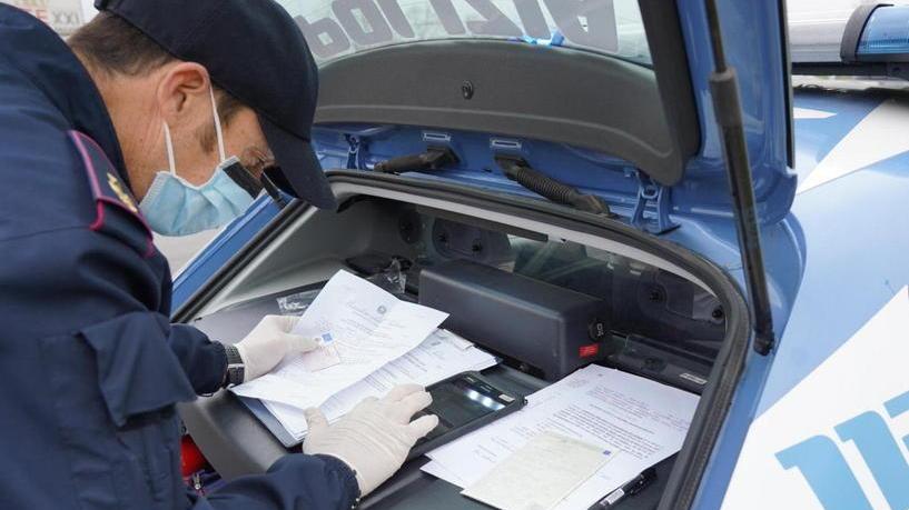 È registrata positiva al Covid ma la trovano a passeggio