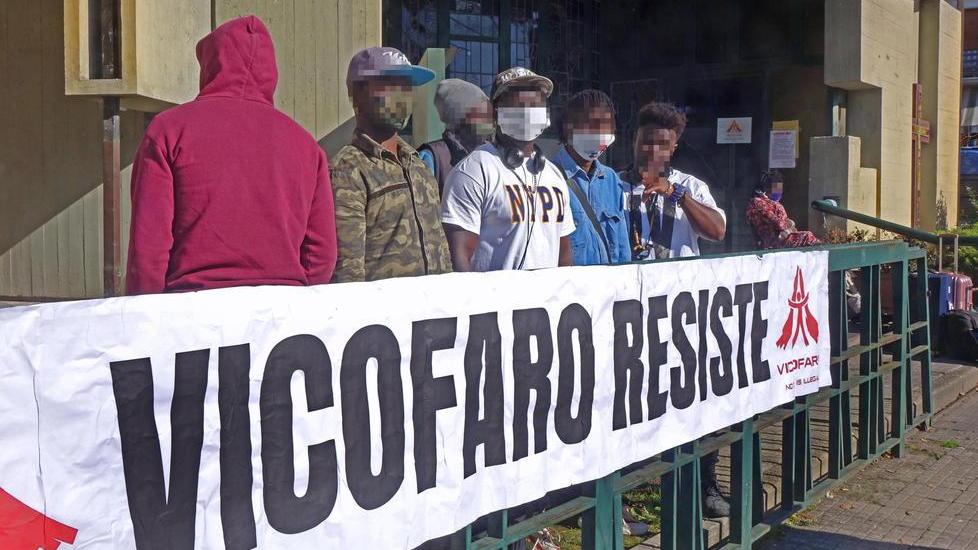 Tornati a Vicofaro decine di migranti che erano in quarantena a Montecatini