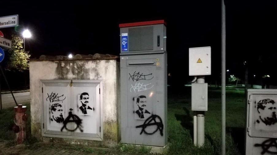 Simboli anarchici sulle cabine elettriche Interviene la polizia