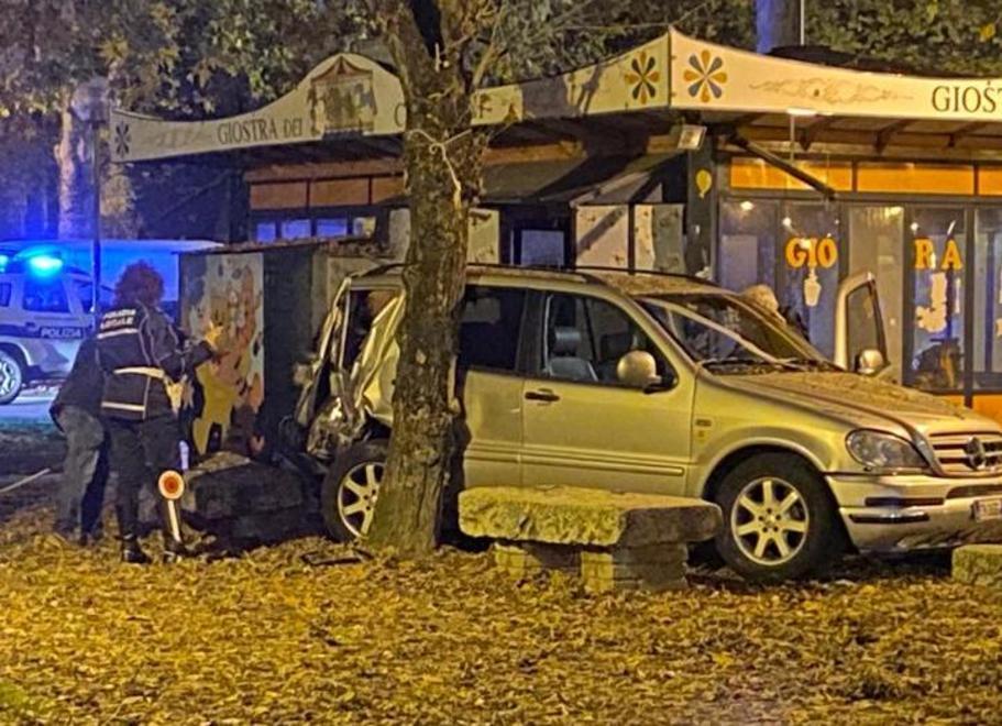Con l’auto sulle aiuole del parco
