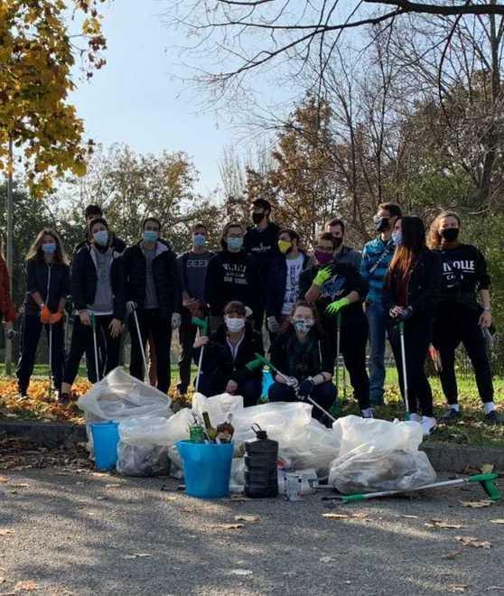Gli Ecobusters puliscono il parco Pertini dai rifiuti