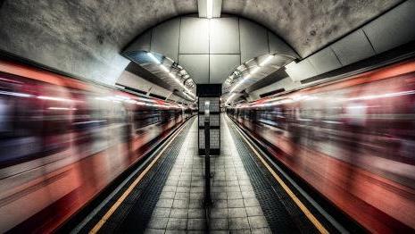 Persi dentro la folle corsa di un treno