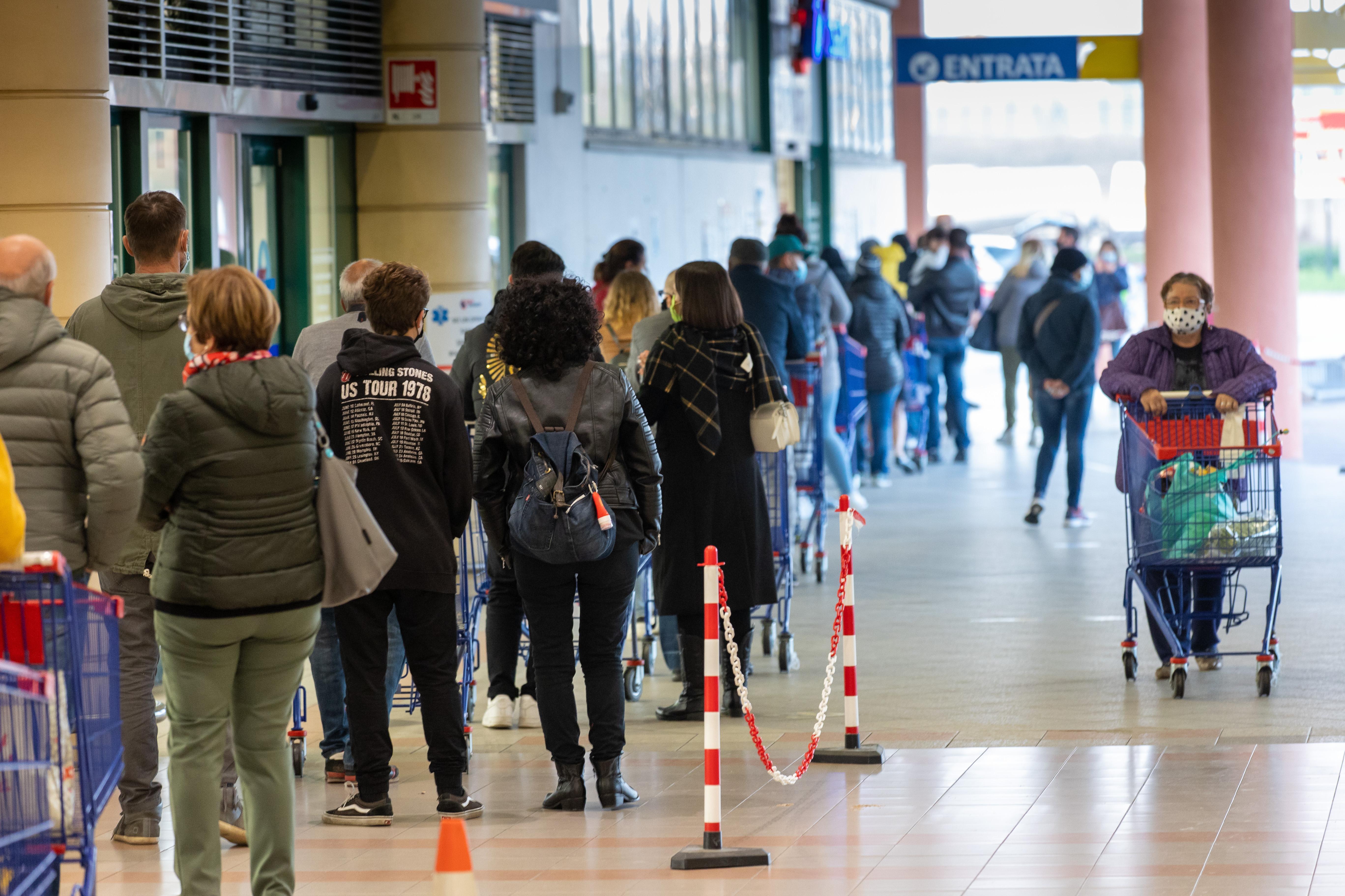 Coronavirus, clienti indisciplinati e "vaffa": iper ferraresi in trincea