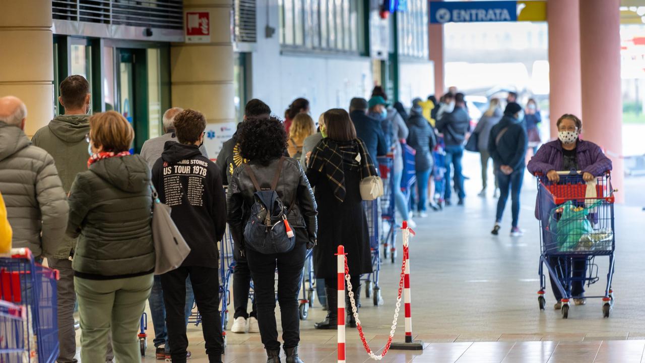 Coronavirus, clienti indisciplinati e "vaffa": iper ferraresi in trincea