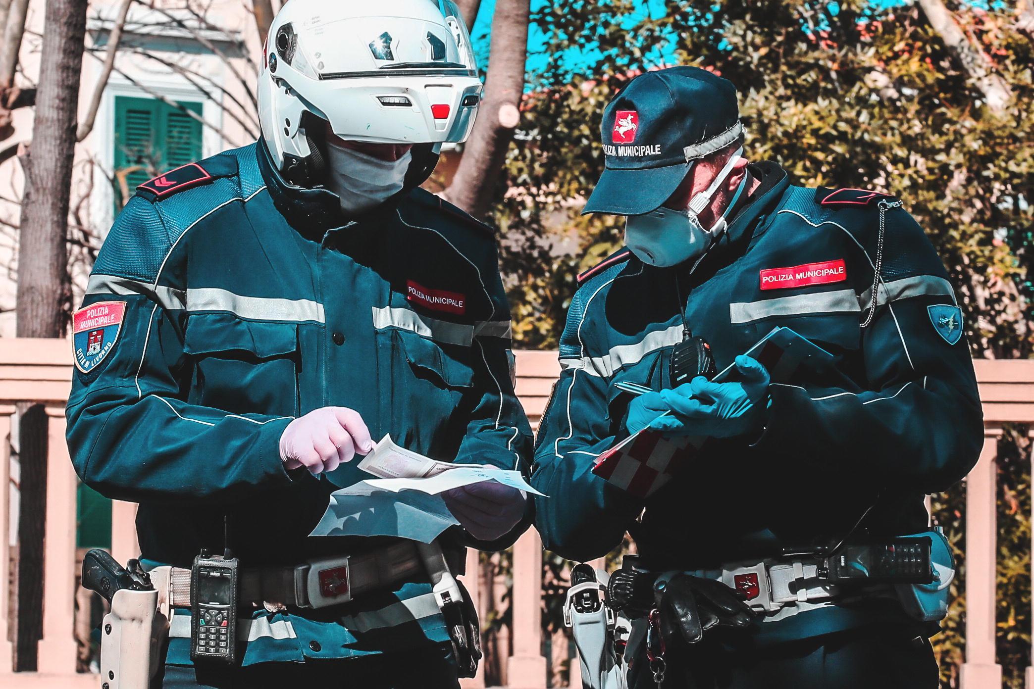 "Multati per un bacio": giovani pratesi al Forte insultano i vigili urbani