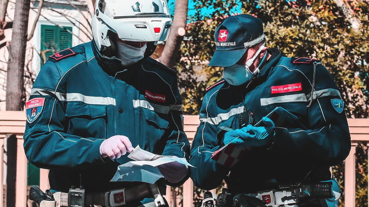 "Multati per un bacio": giovani pratesi al Forte insultano i vigili urbani