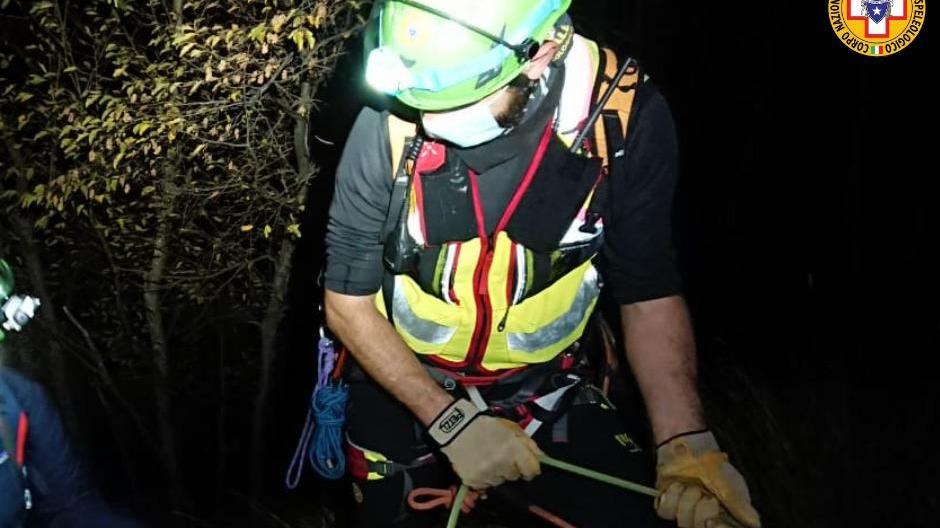 Portati fuori strada dal cellulare si perdono tra le Apuane: salvati