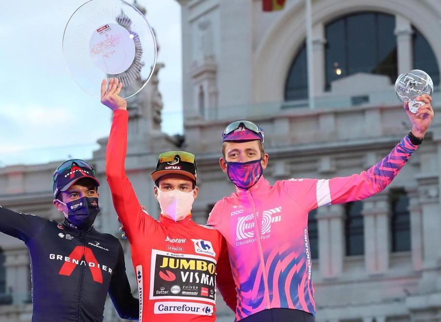 Primoz Roglic tra Richard Carapaz e Hugh Carthy sul podio a Madrid