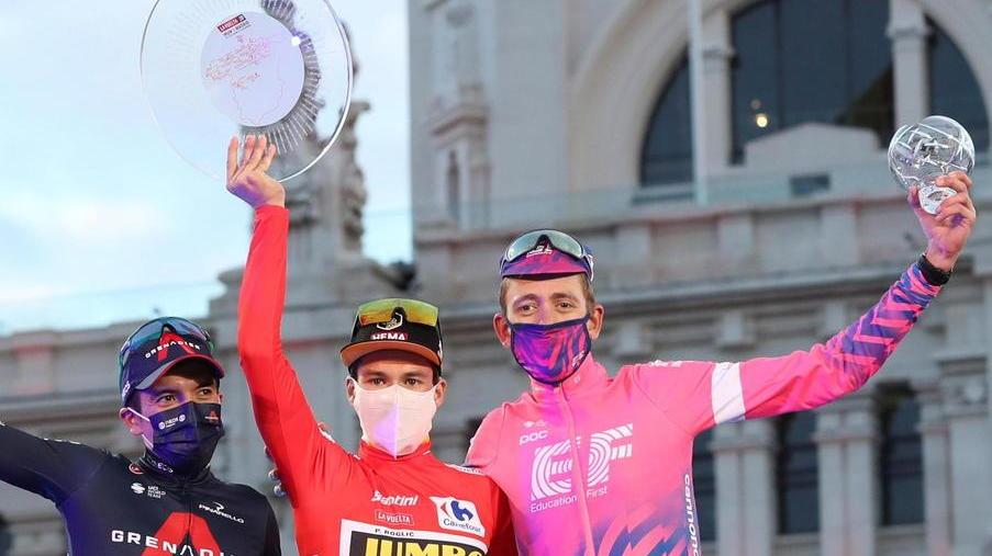 Primoz Roglic tra Richard Carapaz e Hugh Carthy sul podio a Madrid