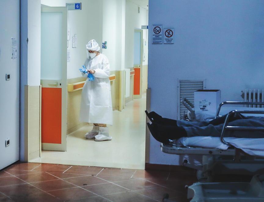 Coronavirus a Livorno, in ospedale 102 pazienti 12 sono in terapia intensiva 