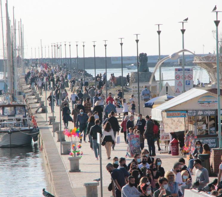 Tutti a passeggio sul Molo di Viareggio per l’ultimo sole d’inverno