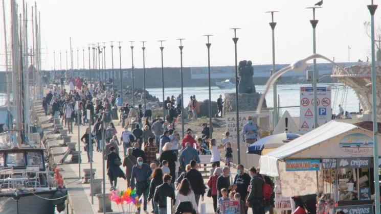 Tutti a passeggio sul Molo di Viareggio per l’ultimo sole d’inverno