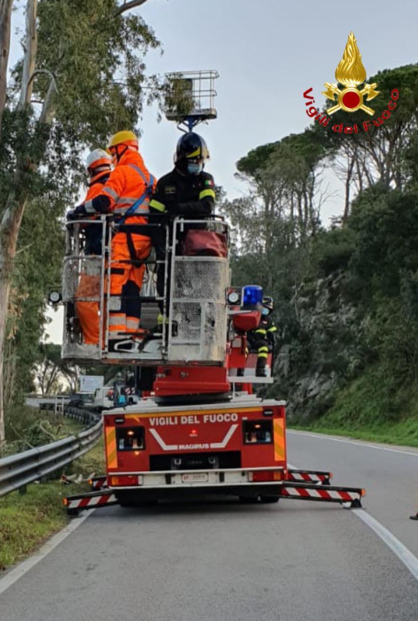 Guasto a 15 metri di altezza: operai bloccati e traffico rallentato all'ingresso di Nuoro