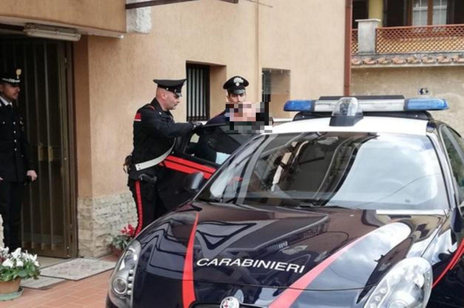 Violentava e picchiava la compagna anche davanti alla figlia, arrestato 32enne