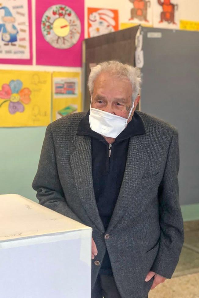 Comunali a Nuoro, a 102 anni non rinuncia al voto 