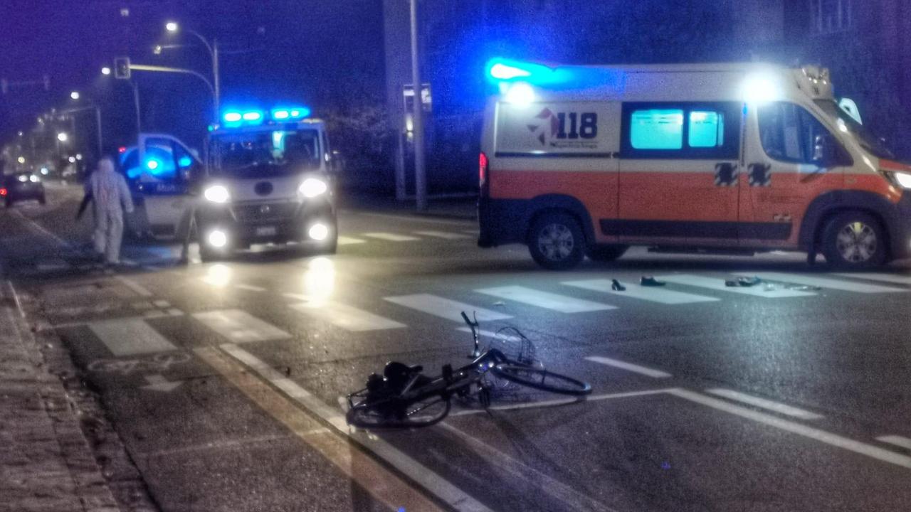 Carpi, auto travolge una bicicletta: ferita una donna