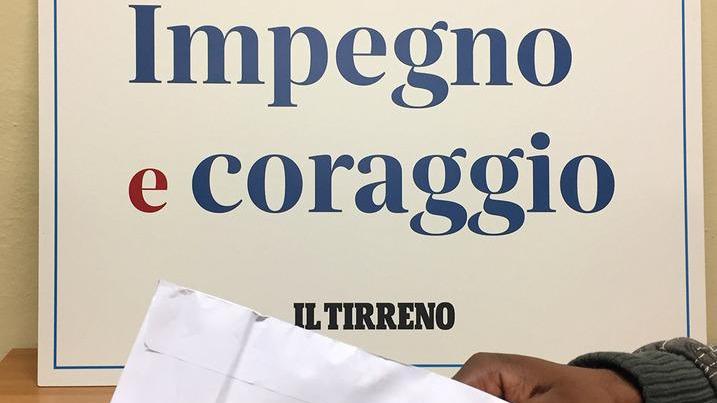Ha donato una somma importante per aiutare un ragazzo vittima della burocrazia e della condanna rifilata al padre in Africa, ma ha voluto restare anonimo: così pubblichiamo solo le mani con lo scambio della busta con la donazione.