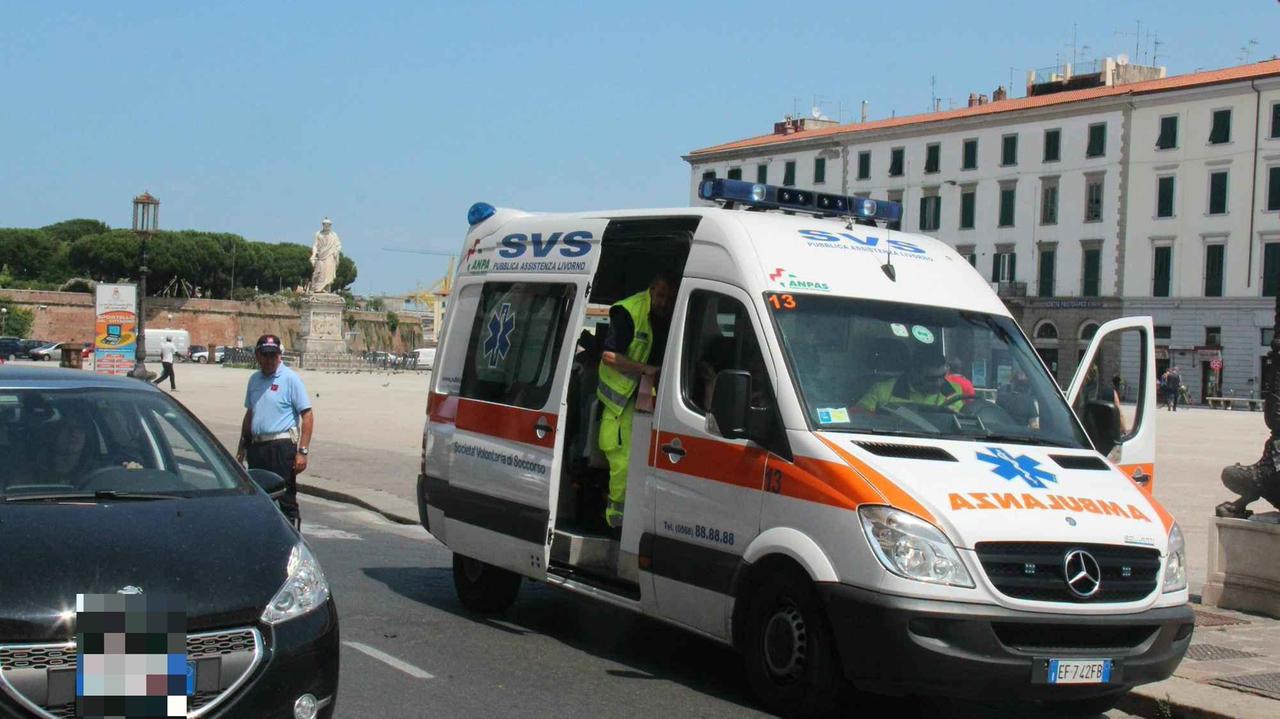 Un'ambulanza durante un soccorso in piazza della Repubblica (foto d'archivio)