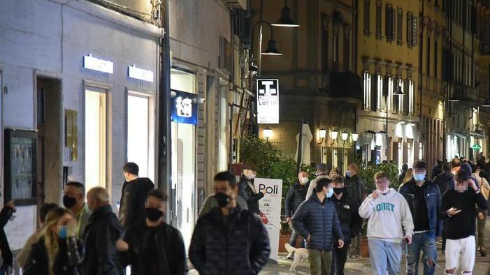 Vetrine accese di domenica Corso e piazze si rianimano