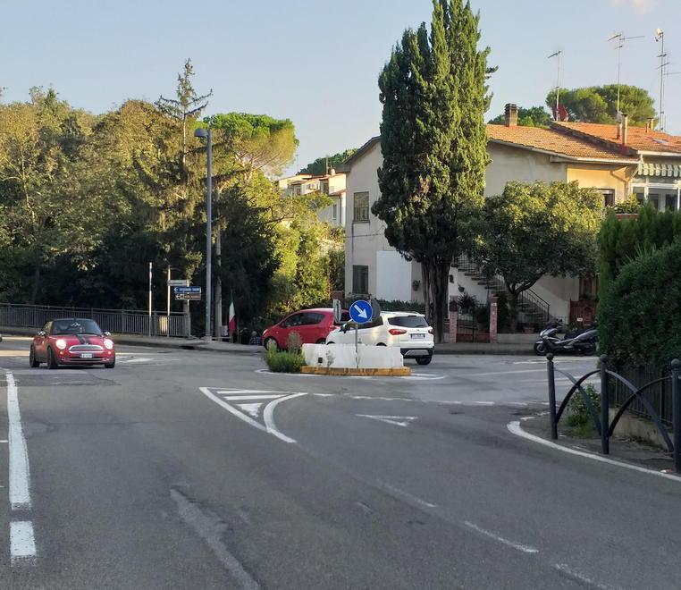 A Castiglioncello ecco la rotatoria su via dei Macchiaioli dopo 5 anni di sperimentazione 