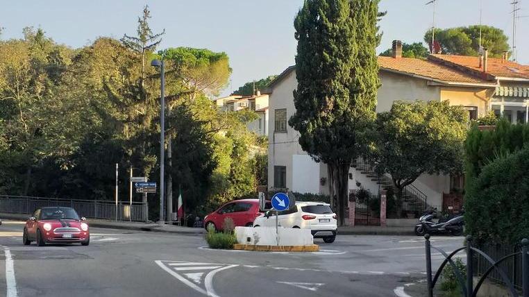 A Castiglioncello ecco la rotatoria su via dei Macchiaioli dopo 5 anni di sperimentazione