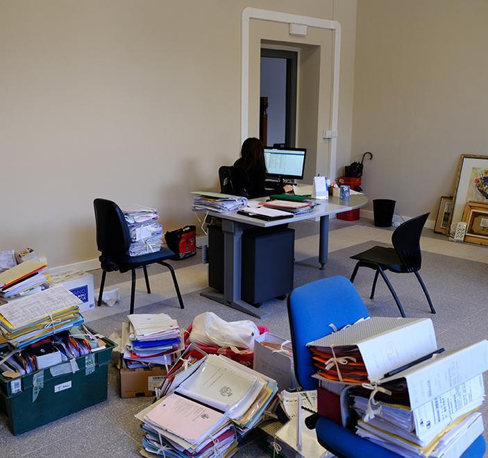 Gli uffici comunali al lavoro nella sede di piazza Carducci