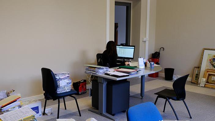Gli uffici comunali al lavoro nella sede di piazza Carducci