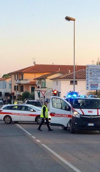 Padre e figlio investiti dallo scooter bambino di 4 anni ferito alla testa 