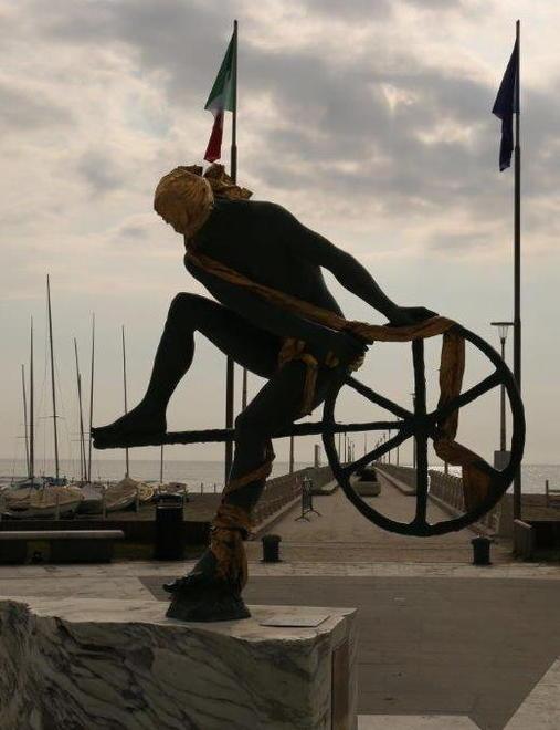 «Multato per un bacio» Giovani pratesi al Forte insultano i vigili urbani 