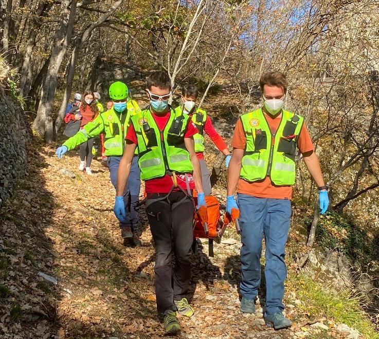 Giovane cade e si ferisce alla testa mentre si arrampica sulla Pietra