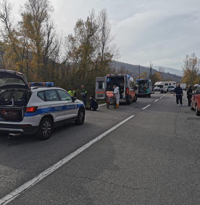 Motocicletta contro auto: due feriti sull’Estense
