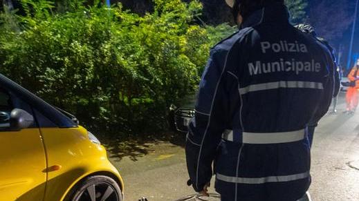 Scontro tra bici e auto Giovane infermiera sbalzata a terra