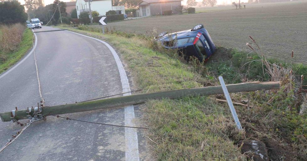 Abbatte due pali con l’auto