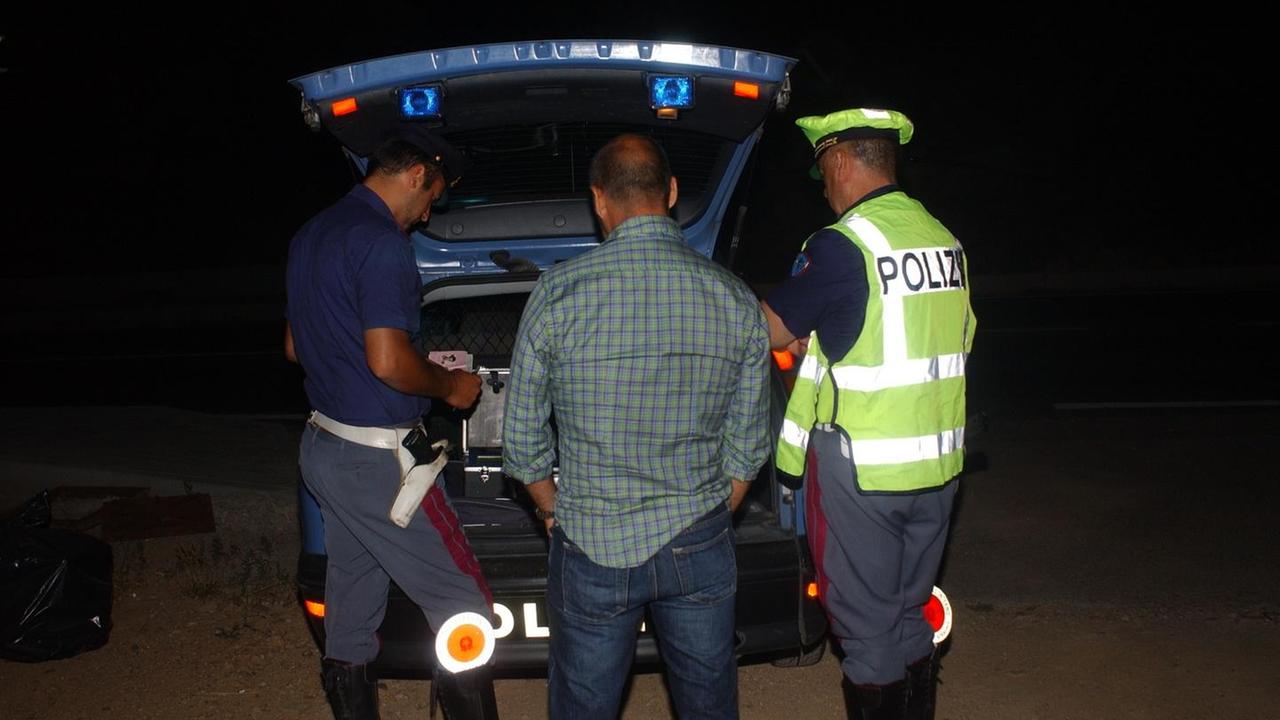 Città deserta durante la notte i controlli di polizia e carabinieri