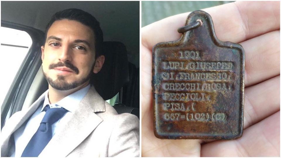 Damiano Bartoletti, presidente dell'associaizone "Toscana '44" e la piastrina militare ritrovata a Migliarino