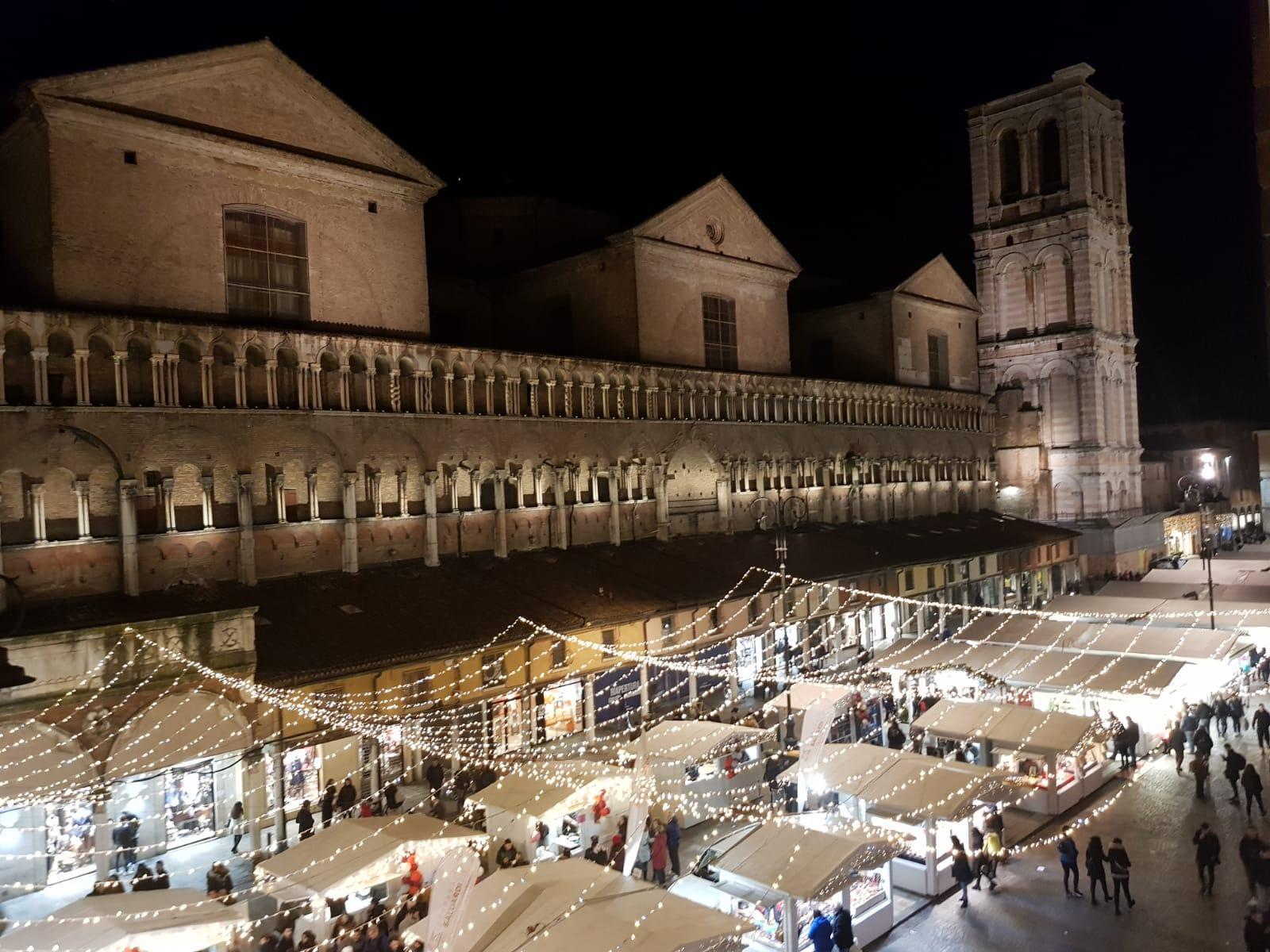 La Festa del regalo spera in dicembre, sabato a Ferrara solo le luminarie 