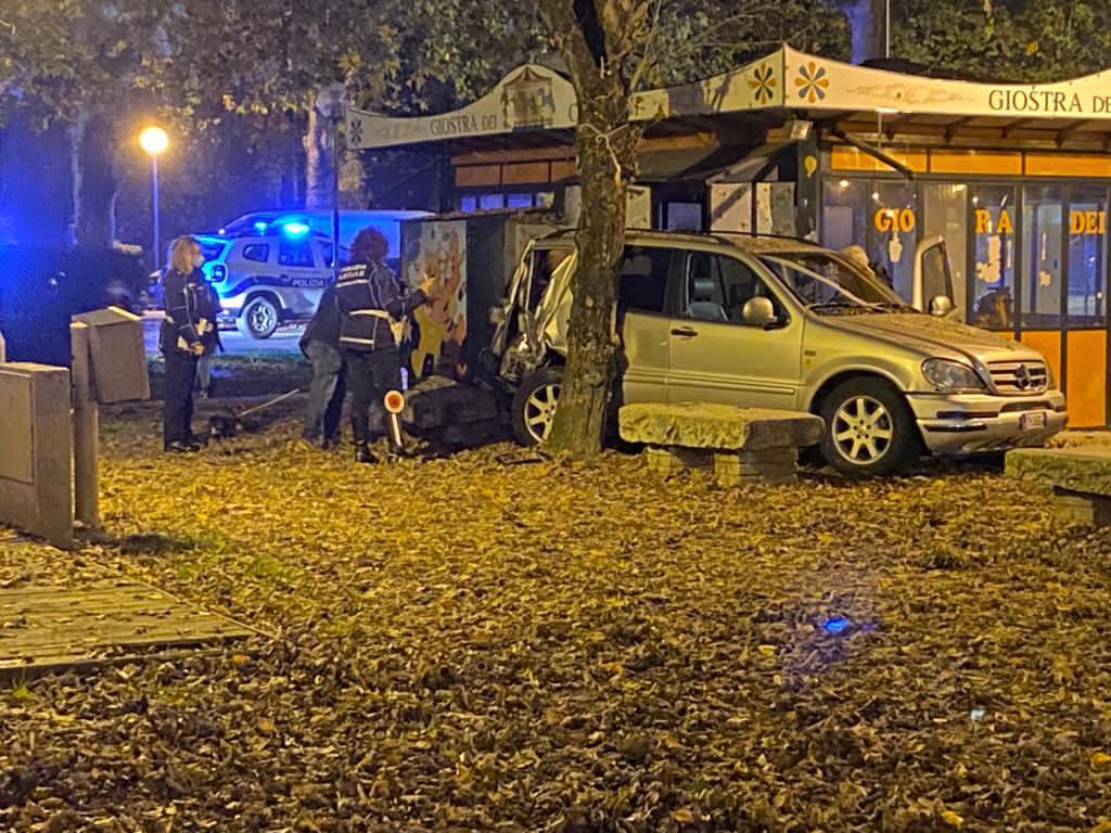 Modena, senza assicurazione si schianta nel parco sui Viali. Multa da 868 euro 